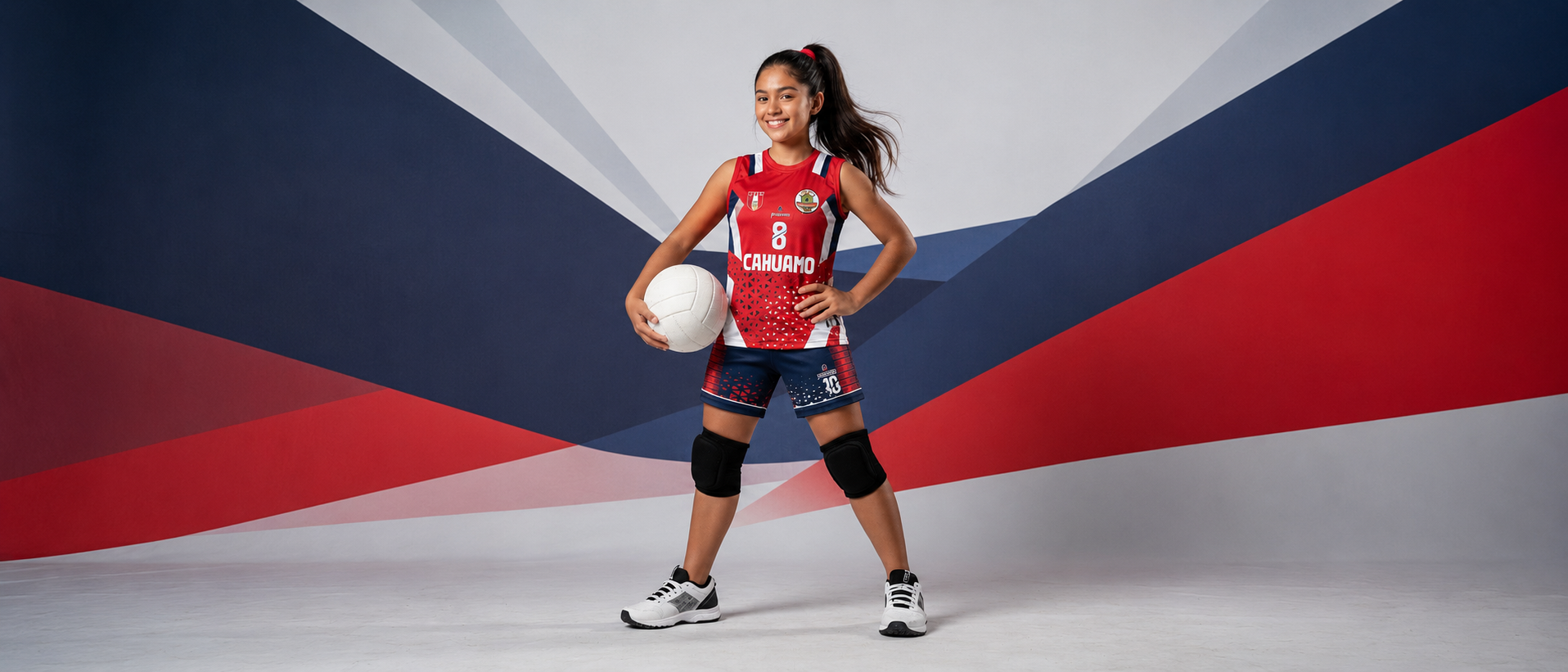 Jugadora de CAHUAMO con dorsal 8, uniforme rojo y azul institucional, sosteniendo un balón de vóley